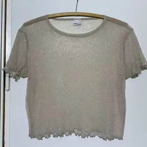 En kroppad mesh t-shirt som knappt är använd