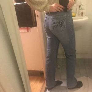 Snygga y2k jeans strl 38 - Snygga jeans med cool brodyr på bakfickorna. Relativt stretchigt material, snygg passform. Passar bra på mig som har strl 38, men man skulle nog lätt kunna gå upp eller ner en storlek, beroende på hur man vill att de ska sitta.