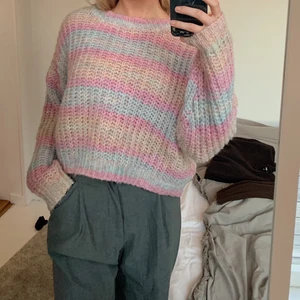 Randig stickad tröja - Använd fåtal gånger så i bra skick. Jätteskön och lite oversized💓