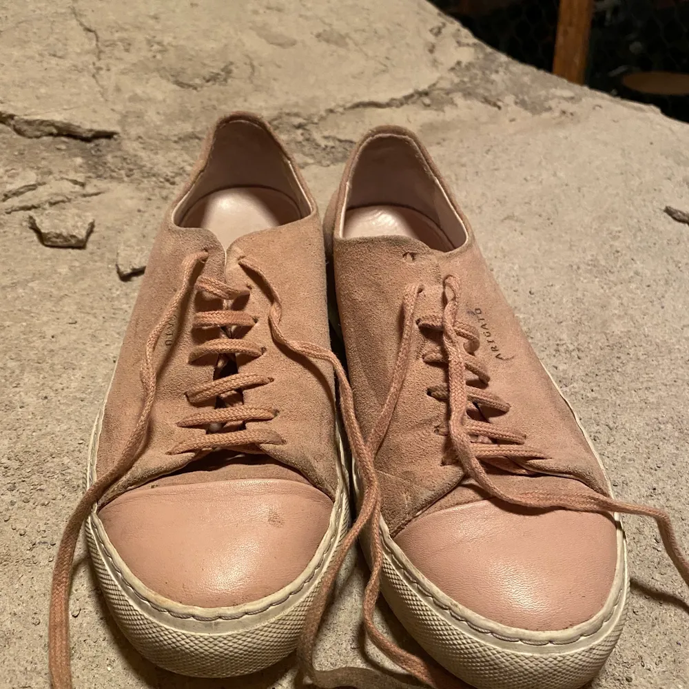 Välanvända skor från Axel Arigato i en fin puderrosa färg. Material mocka och läder, som troligtvis går att rengöra och göra riktigt fina om man kan/orkar. Säljer därför billigt!. Skor.