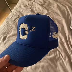 Trucker keps - Blå trucker keps från amerikanska underground märket Cozy, oanvänd i nyskick, inköpt för 449kr