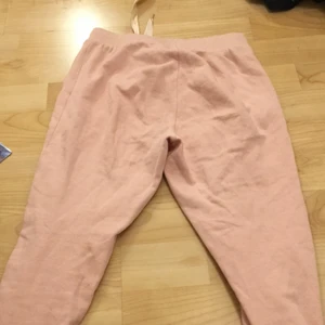 Rosa byxor - Använd 4 gånger men tvättat och jätte fin och skön i material.