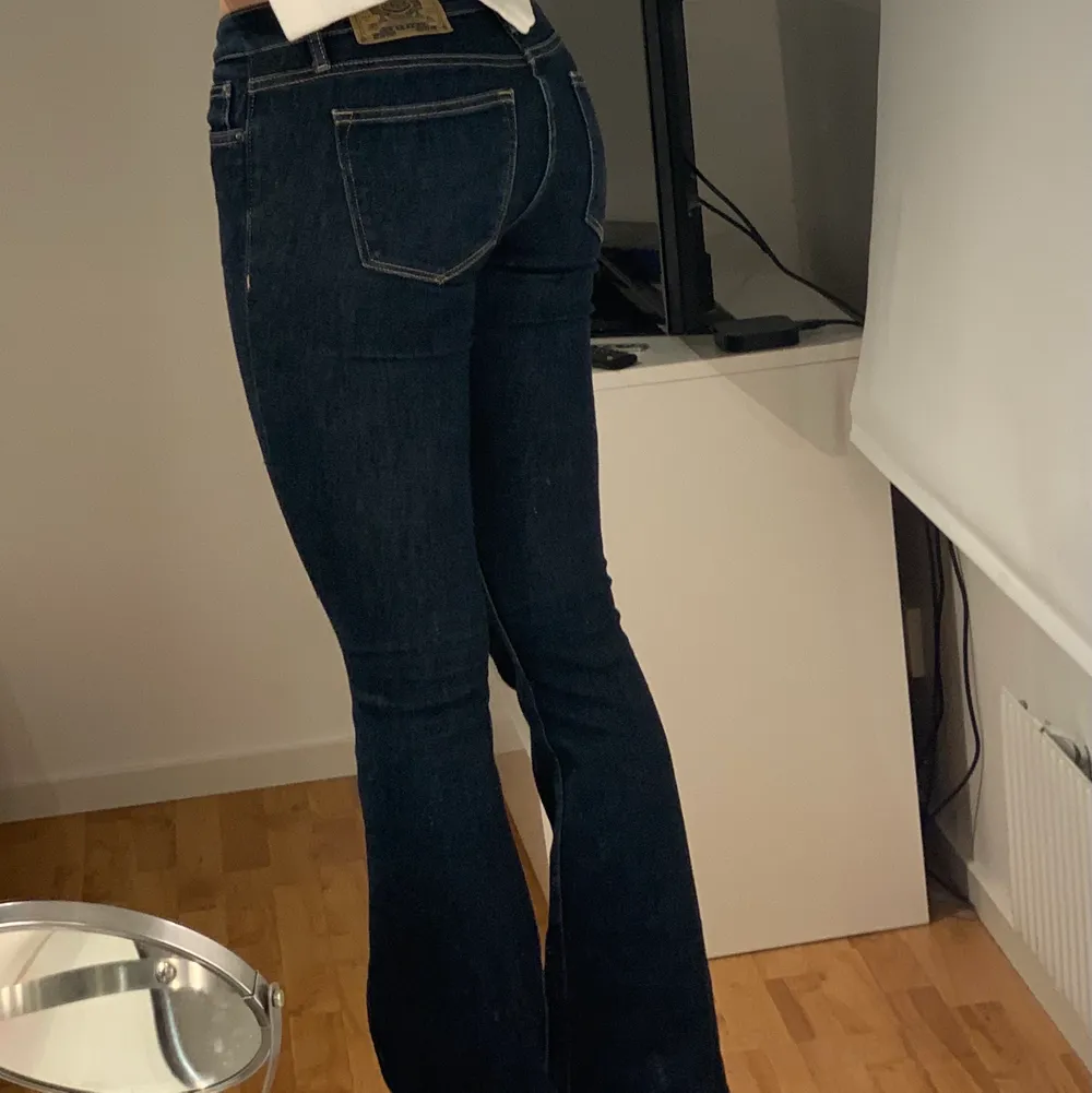 Lågmidjade jeans köpta secondhand i storlek 24/25. . Jeans & Byxor.
