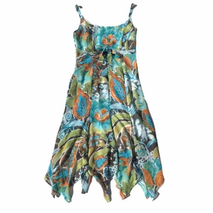 90s Sommarklänning  - 90s sommarklänning i härligt mönster. Storlek saknas. Uppskattas till strl 34/36. + frakt 50 kr💫 Se även mina andra annonser, 3 för 2 på allt! 💫 