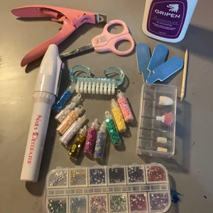 Massa nagel saker💞 inte använda  - Hej, Säljer nagel saker som innehåller glitter, dekoration, en elfill, Fill tillbehör, borste, aceton, nagel sax, hand fillar, navelsträng grej och en till nagel sax💞