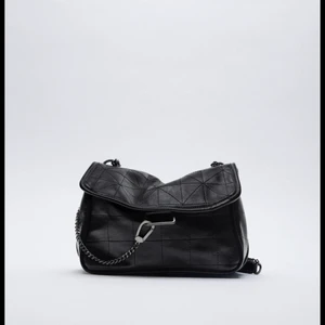 Väska - Säljer denna väskan från zara! Super bra skick💓