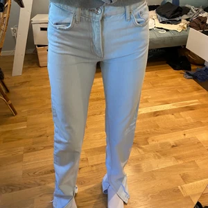 Ljusblå jeans - Ljusblå jeans med slit nertill. Snygga i bra skick!