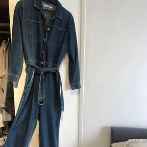 Jeansbyxdress - Oanvänd byxdress från Na-kd 