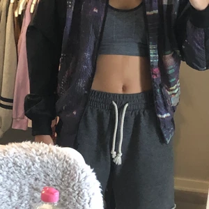 adidas bomberjacka - har inga hål eller märken, storlek Xs men passar mig som vanligtvis har M☺️ skicka för fler bilder!