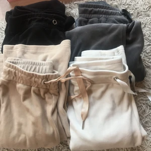 Gina Tricot mjukis allt för 300kr - 100kr styck eller 300kr för alla. Alla är i storlek XXS. De svarta saknar bandet. De är hela men använda