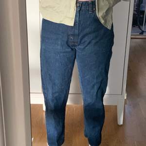 Ett par Levis jeans i modellen 505-0217. Osäker på om de är äkta då det inte står något inuti dem. Står att de har storlek 34 i både längd o midja men de passar mig som vanligtvis har 38 i byxor och som är 163cm💜