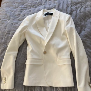 Kavaj  - Vit kavaj, Zara, Storlek S, 53% Bomull, 44% Polyester, 3% Elestan, Använd fåtal gånger och inga anmärkningar