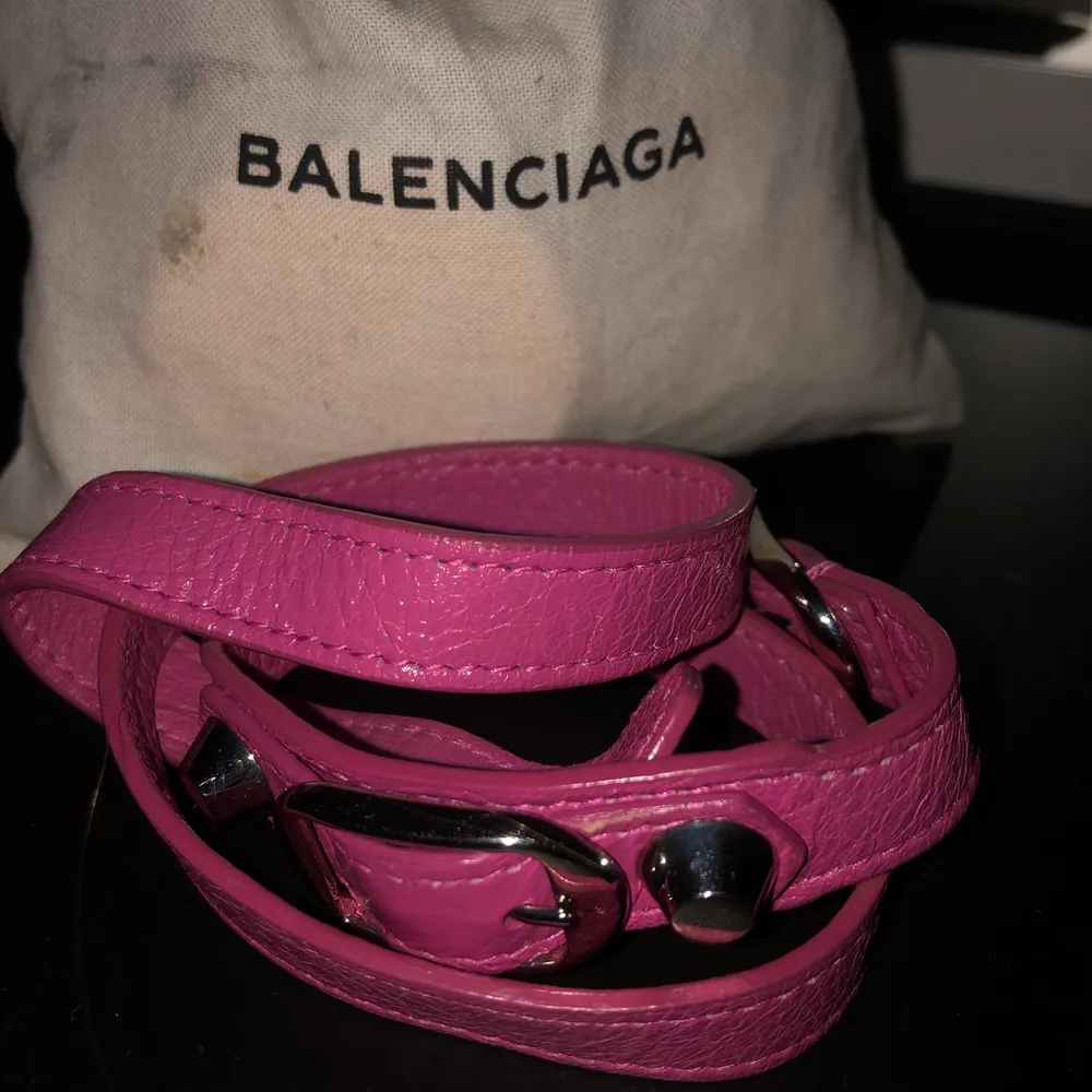 Balenciaga armband köpt på NK i Stockholm för 2-3 år sedan, knappt använt så väldigt bra skick!!. Accessoarer.