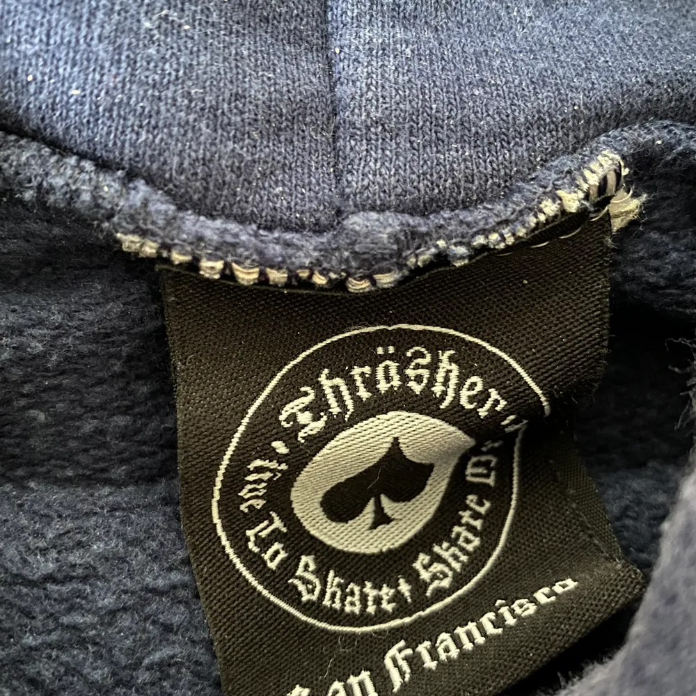 Hej! Säljer nu min mörkblåa thrasher hoodie som är i storlek M då jag har tröttnat på den och vill ändra lite i min garderob. . Tröjor & Koftor.