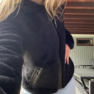 FLUFFJACKA - Säljer denna mysiga vinter och höstjackan för endast 130kr + frakt! Den håller värmen riktigt bra under kalla dagar samt är väldigt bekväm. Den har två fickor samt en stor mysig luva! Förbered dig inför vintern med världens snyggaste och skönaste jacka! Hör gärna av dig om du har någon fråga eller är intresserad ❄️