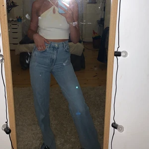Zara jeans - Så fina och långa blåa jeans från zara, de är storlek 34 och är långa på mig som är 171:) de är i väldigt bra skick och inte särskilt använda