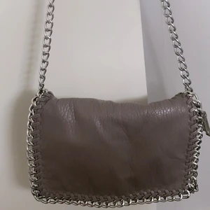 Väska  - Jätte fin väska som är använd få gånger och ser helt ny ut 