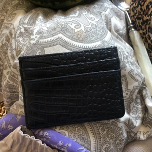 Korthållare  - Korthållare i jättebra skick från Gina tricot. Den är i marinblå/mörkblå och man får plats med massor av kort. Den är köpt för 99kr och jag säljer denna för 30kr inklusive frakt ❤️