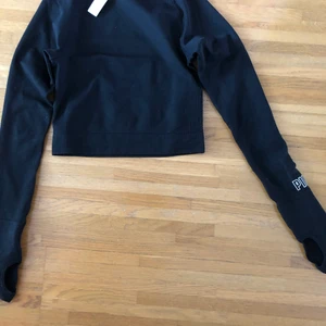  Seamless workout cropped crew  - Topen är inte använd, har etiketten kvar. Säljer den pga den inte passar.