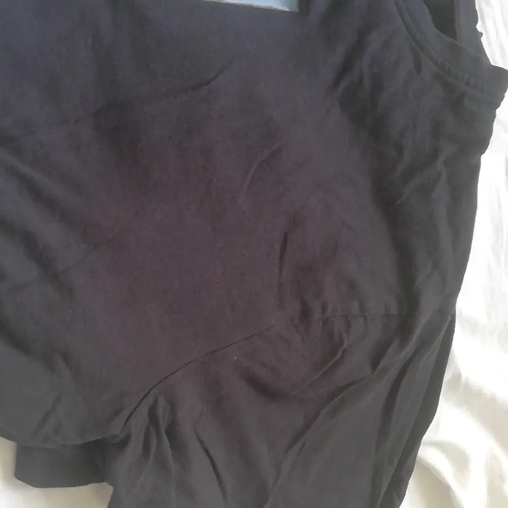 En svart tröja med tryck av en tjej med mask på framsidan, tröja är från stay och är använd 1-2 gånger, (tvättas såklart innan) trycket e i bra kvalité, och tröjan kommer tyvärr inte till mer användning här✨tröjan är i storleken L, frakten ingår i priset<3. T-shirts.