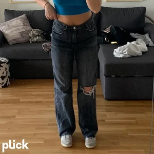 Zara baggy jeans - Storlek 40. Kan vara mid rise eller högmidjade. Skulle kunna vara lågmidjade med. Sitter jätte fint. Frakt tillkommer ❤️