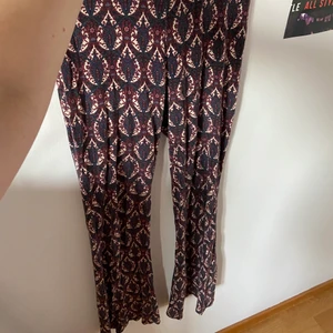 Mönstrade flow byxor - Utsvängda där nere. Tunna o skönt tyg. Bra längd på mig som är 173.