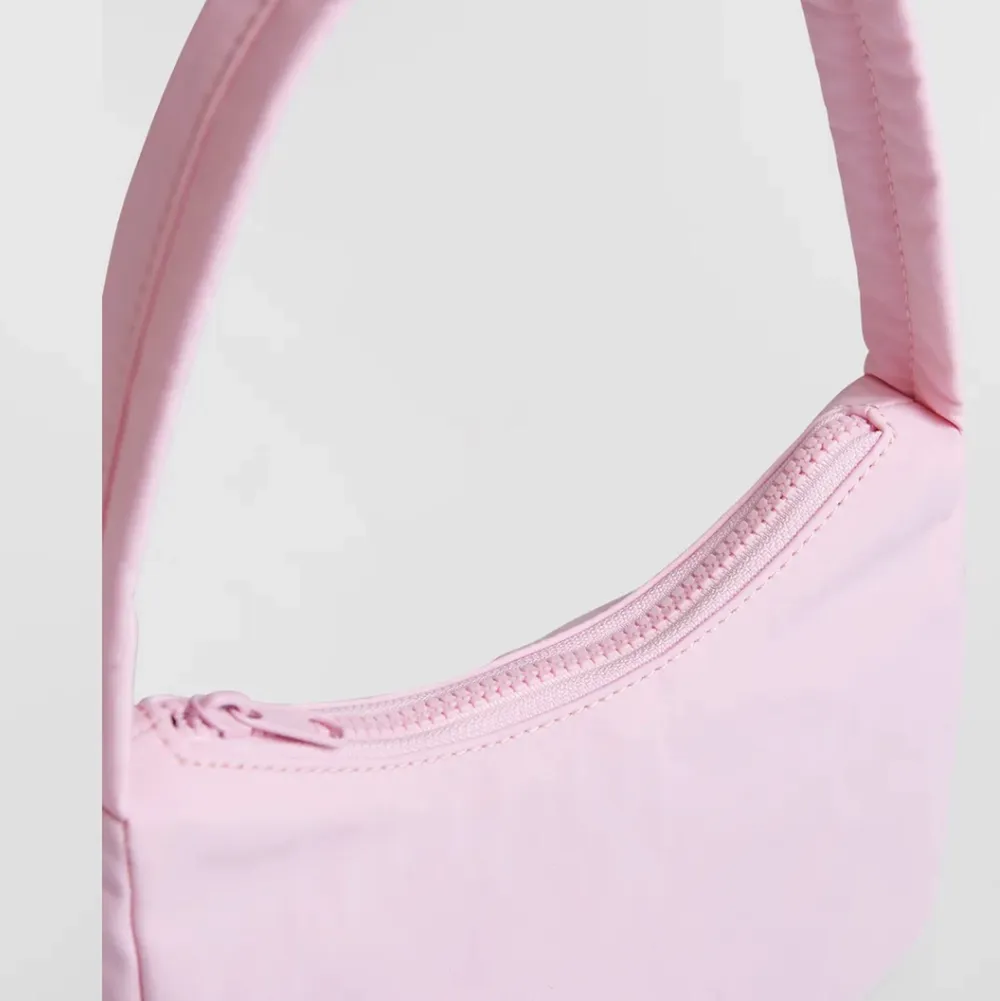 Jättefin rosa väska som knappt är använd, ny skick! Nypris 249kr . Väskor.