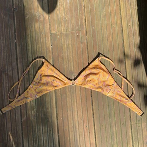 Bikini - Supersöt bikiniöverdel. Säljer för inte kommit till användning. Köpt för 200 kr så bra kvalite. Spanskt märke.