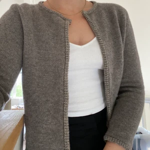 Kashmirkofta från Massimo Dutti - Fina stickad kofta från Massimo Dutti i XS. Fina guldiga detaljer med knäppning upptill.