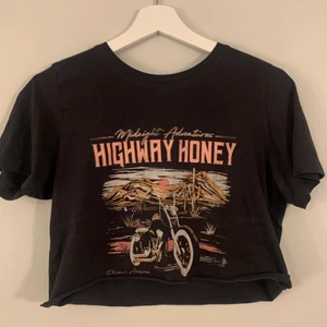 avklippd t-shirt - avklippd tshirt från gina tricot, superfin till tex baggy jeans :) storlek S men passar även XS och M beroende på hur man vill att den sitter. bra skick!