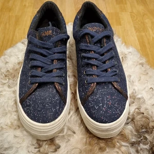 Plato sneakers blå, NO Name, str 39 - Plato sneakers blå NO Name. Storlek 39. Använda några gånger men finns litet fel på sulan på framsidan( se bilden) annars i fint skick. 