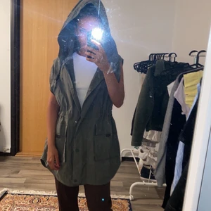 Jacka från zara  - Skitfin väst/jacka/regnjacka från zara, som jag köpte i våras men ej har fått användning av🤎 