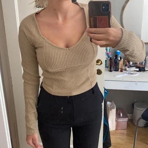 Beige tröja. Storlek S. Aldrig använd. Frakt ingår ej! - Aldrig använd, bra skick.