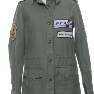 Grön militärjacka  - Skitsnygg grön militärjacka som jag köpte på sellpy!!