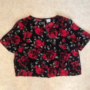 Blommig topp - Kort blommig topp i lite genomskinligt tyg 