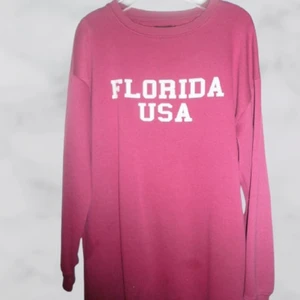 Sweatshirt dress storlek 14. - Sweatshirt dress i storlek  14 motsvarar storlek L. Den är i väldigt gott skick och i bra kvalité. Den ser oanvänd ut och har en lösittande passform. Den beställdes från boohoo och vill sälja den vidare på grund av att jag rensar min garderob.  Den kan bli din så hör bara av dig !