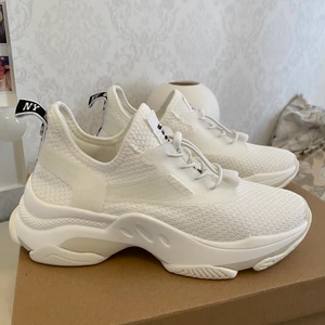 Steve Madden sneakers  - Helt nya Steve Madden skor, storlek 37 men är lite liten i storleken pågrund av de säljs dem! 