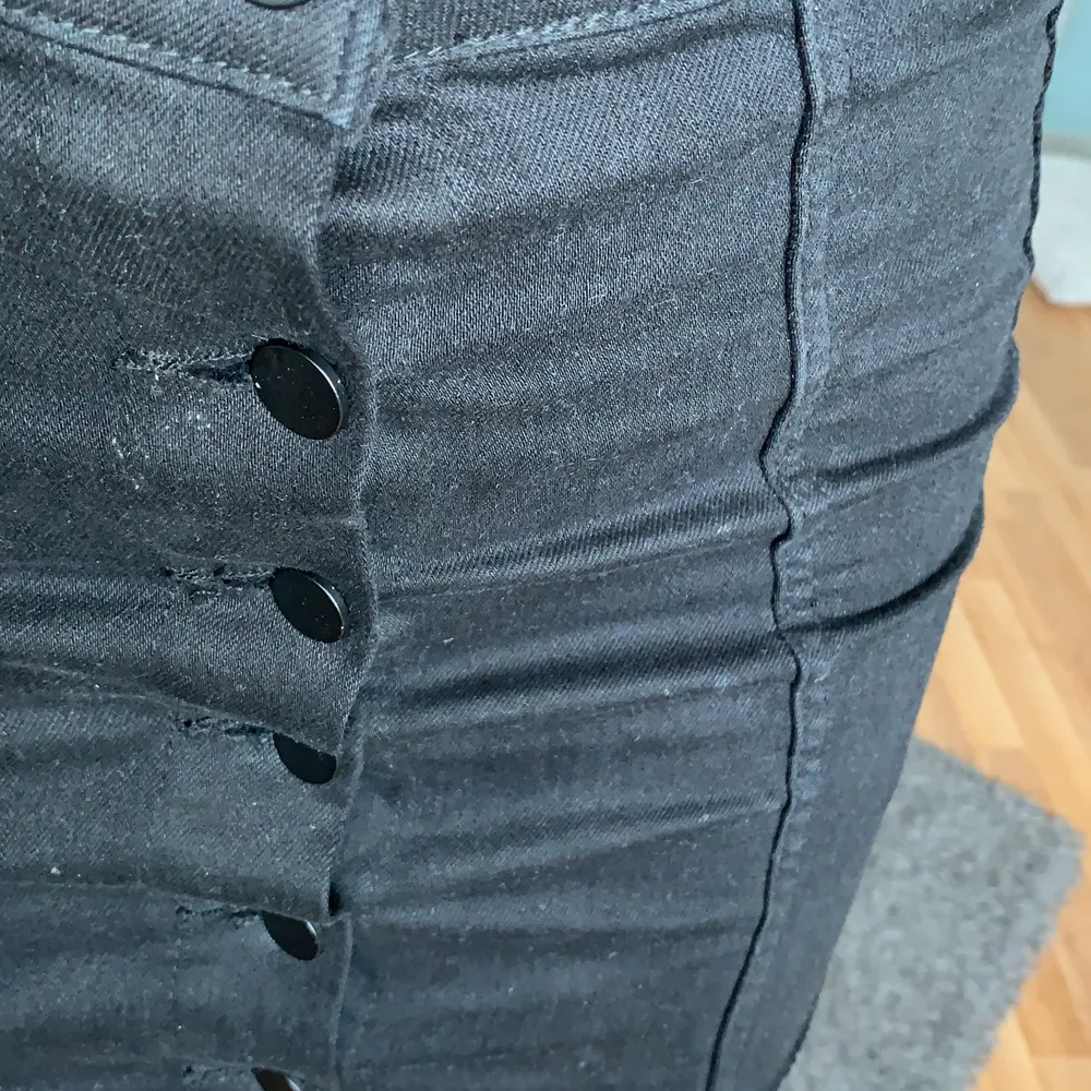 Svart jeans kjol med knappar från Gina. Nästan aldrig använd och väldigt skön och stretchig! Strl 34!. Kjolar.