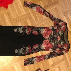 Klänning - Några gånger andvänd klänning men fint skick med genomskinlig överdel