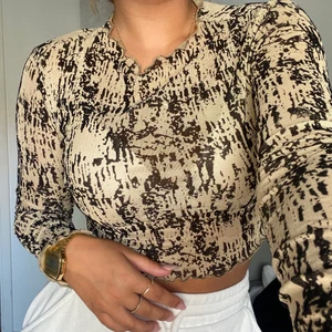 Mesh topp med mönster - Luftig och skön, använd 3 gånger typ och säljer den pga att den aldrig används 