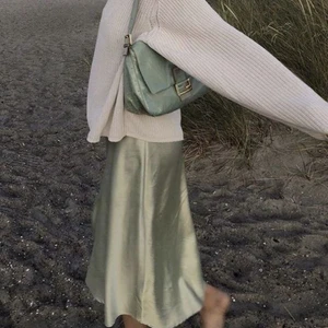 Satinkjol - En kjol i satin som jag sytt själv. Liknande den på första bilden. Den har resår i midjan. Tyget har några skavanker som inte syns så väl, men skriv om ni skulle vilja ha bild på det💙 uppskattad storlek är M. 