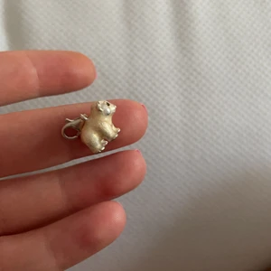 Thomas sabo berlock  - Säker denna fina berlocken, det är en isbjörn och den är väldigt söt, passar på Thomas sabo berlock armband (säljer flera berlocker). Fint skick🤩