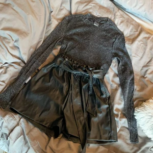 Fest 🎉  - Glittrig mesh topp från Gina - XS. |30kr| PU byxor med knyt från Gina - M |40kr|