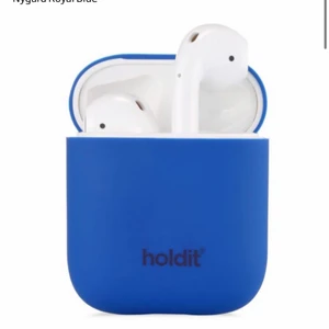 Mörk blått airpods skal Holdit  - Ett mörkblått airpods skal från holdit. NYPRIS: 150kr, har aldrig andvänt bara testat. Skriv ifall du vill ha andra bilder, priser kan diskuteras. Köparen står för frakt, 