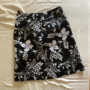 svart och vit blommig kjol - väldigt sommrig och härlig. mycket skönt och vädrande material.