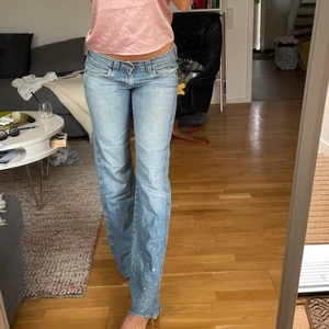 Vintage lee jeans  - Köpta här på plick, lite slitage på innebennen men inget som märks av. Det sitter rinestones längst ner på benet och på ena fickan.  Jag är 175cm, jeansen går att klippa av efter egen längd. Storlek 29 men skulle säga att dom passar 28 också möjligtvis 27 beroende hur man vill att dom ska sitta. 