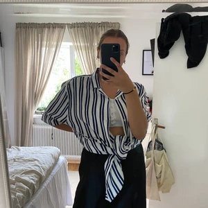 Skjorta  - En randig skjorta från H&Ms herravdelning i strl XXL. Har använt den endast 1 gång då jag har en liknande skjorta som jag tycker mer om. Den är stor i storlek men det går att matcha styla den till många olika outfits. Frakt tillkommer men kan gå ner i pris vid snabbt köp. Nypris 299kr.