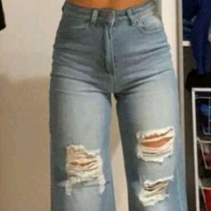 Helt nya Jeans i storlek S som var för långa, Aldrig använt utan bara testat på. Passar oxå dom med storlek M. Midjastorlek- 70 cm, Höftstorlek 98 cm, Längd- 108,5 cm, Lår- 62 cm.