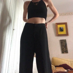 kostymbyxor  - wide kostymbyxor som är lite förstora för mig i midjan men funkar bra med bälte! har sytt de själv men väldigt nogrant sydda! söt detalj nedtill också❤️ går till marken på mig som 172. passar lite längre å lite kortare