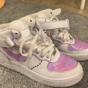 Af1 mid 💜🫐☂️🤍🔮 - trendiga airforces med hållbar läderfärg för skor. Strlk 37,5 🤍 Säljer då de ej kommer till användning. De är oanvända av första ägaren och själv har jag använt de sparsamt,bra skick. så sjukt snygga men behöver tyvärr sälja💜 Inte alls creasade!! 